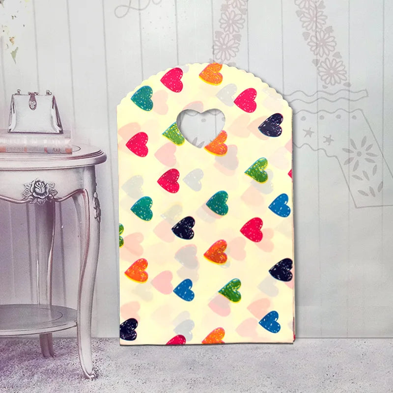 50 teile/los Verschiedene Muster Schmuck Plastiktüte Herzförmigen Ovalen Griffen Mini Geschenkverpackungsbeutel Shop Kleine Einkaufstaschen