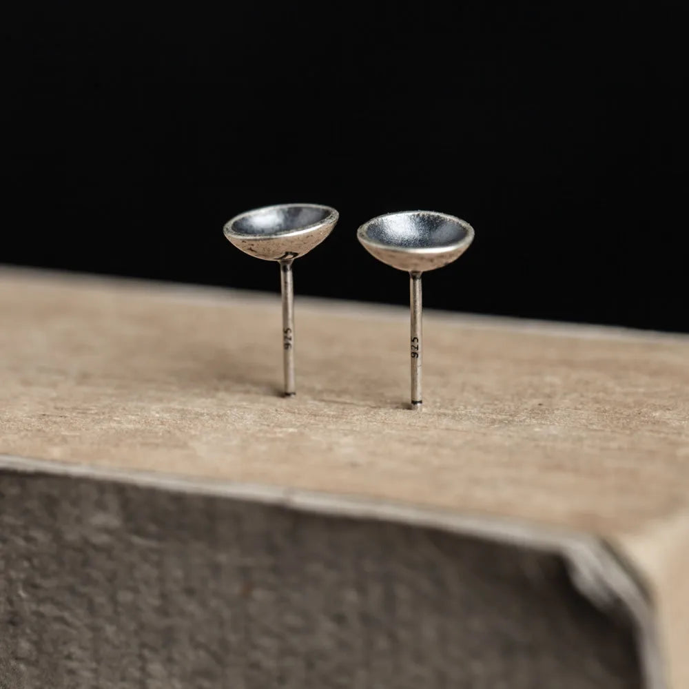 MKENDN Ohrringe aus 925 Sterling Silber, konkav, rund, mit Nieten, hypoallergen, schlicht, personalisierbar, Punk-Stil, Streetstyle-Ohrstecker für Herren