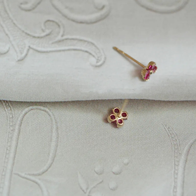 Boucles d'oreilles à tige en argent sterling 925 plaqué or 14 carats avec zircon rouge et jolies petites fleurs pour femme, bijoux de mariage, cadeau