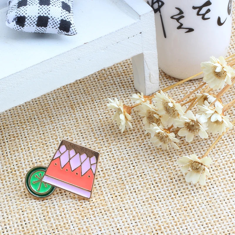 Fashion Summer Juice Drink Parrot Birds Cocktail Enamel Brooches Shirt Jackets Collar Lapel Pins Backpack Badge Holiday Jewelry