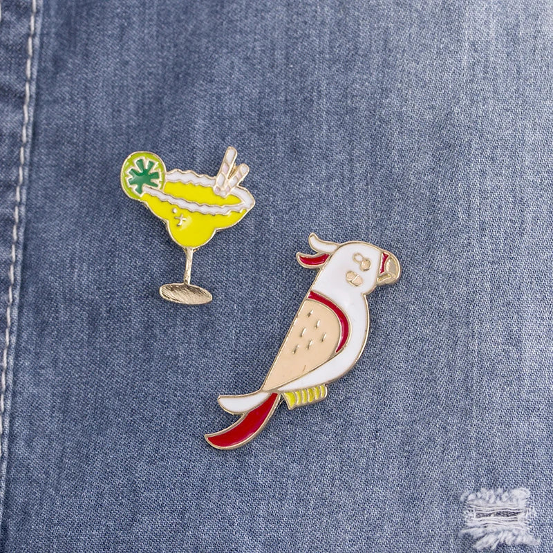 Fashion Summer Juice Drink Parrot Birds Cocktail Enamel Brooches Shirt Jackets Collar Lapel Pins Backpack Badge Holiday Jewelry