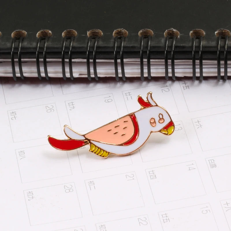 Fashion Summer Juice Drink Parrot Birds Cocktail Enamel Brooches Shirt Jackets Collar Lapel Pins Backpack Badge Holiday Jewelry