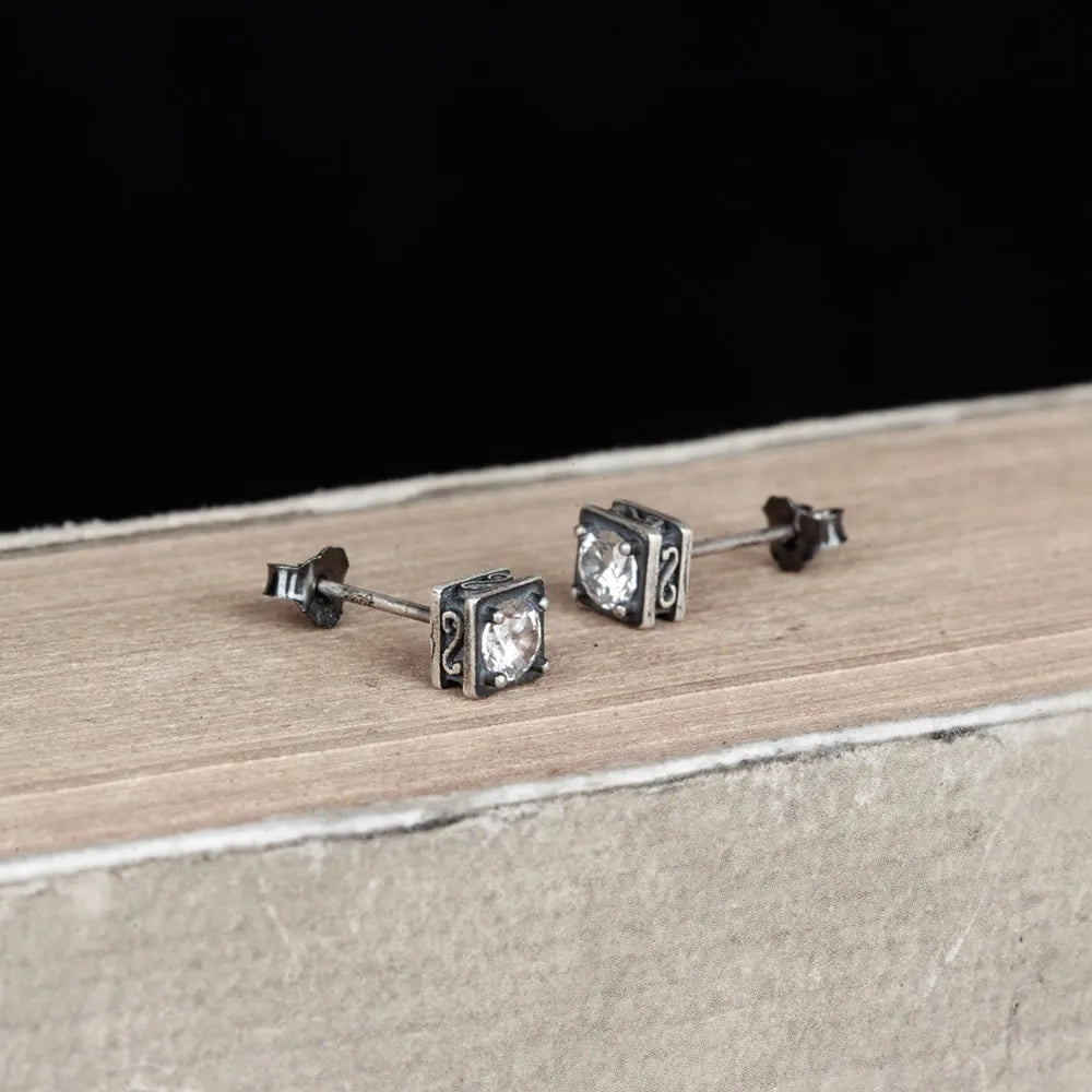 MKENDN 925 Sterling Silber Retro Quadratische Ohrstecker mit Zirkonia im Vier-Krallen-Design für Damen und Herren – Persönlichkeitsschmuck im Palast-Gothic-Stil