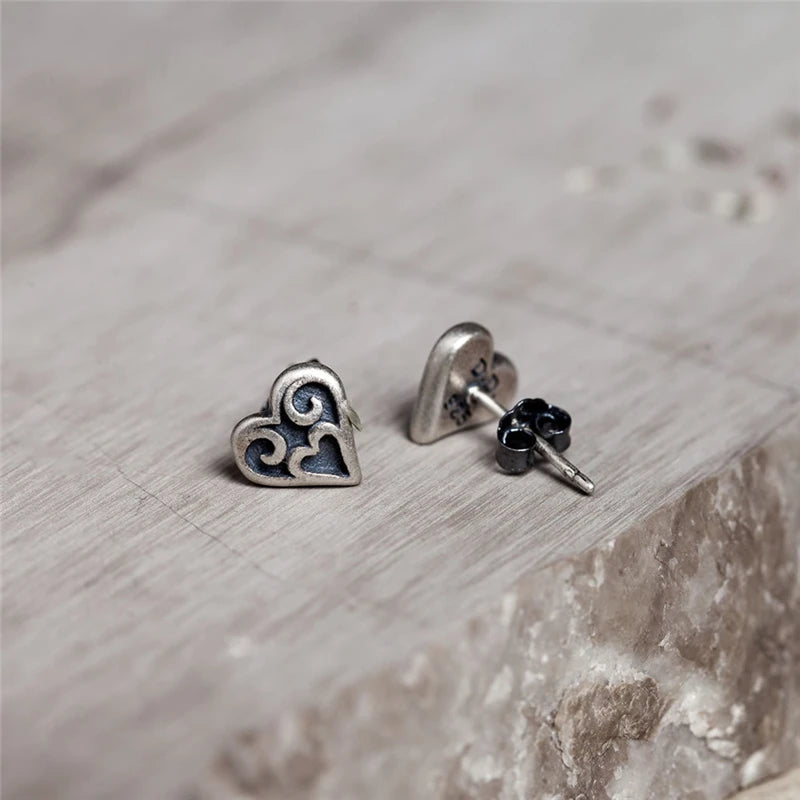 MKENDN 925 Sterling Silber Herz-Ohrstecker „Heart of the Tribe“ – Persönlichkeit, minimalistischer Herz-Ohrschmuck, Accessoires im Gothic-Stil
