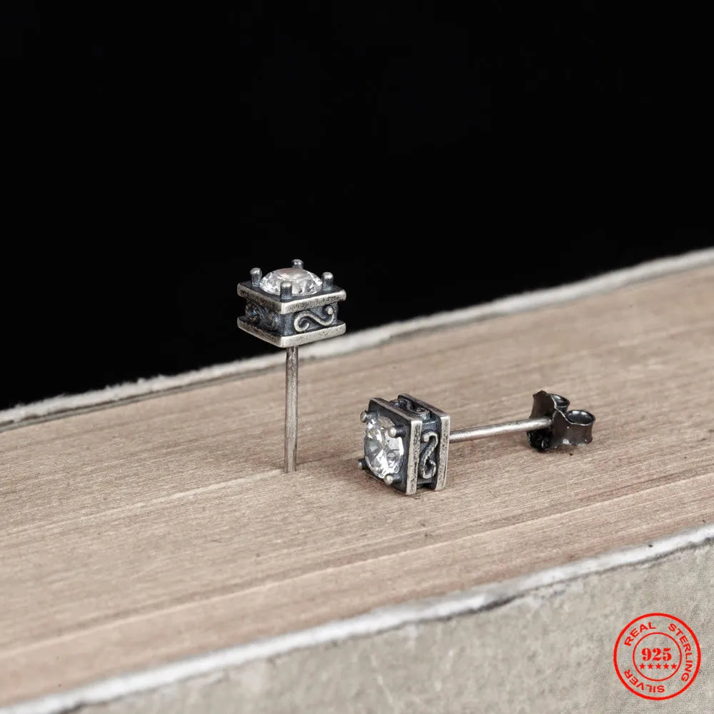 MKENDN 925 Sterling Silber Retro Quadratische Ohrstecker mit Zirkonia im Vier-Krallen-Design für Damen und Herren – Persönlichkeitsschmuck im Palast-Gothic-Stil