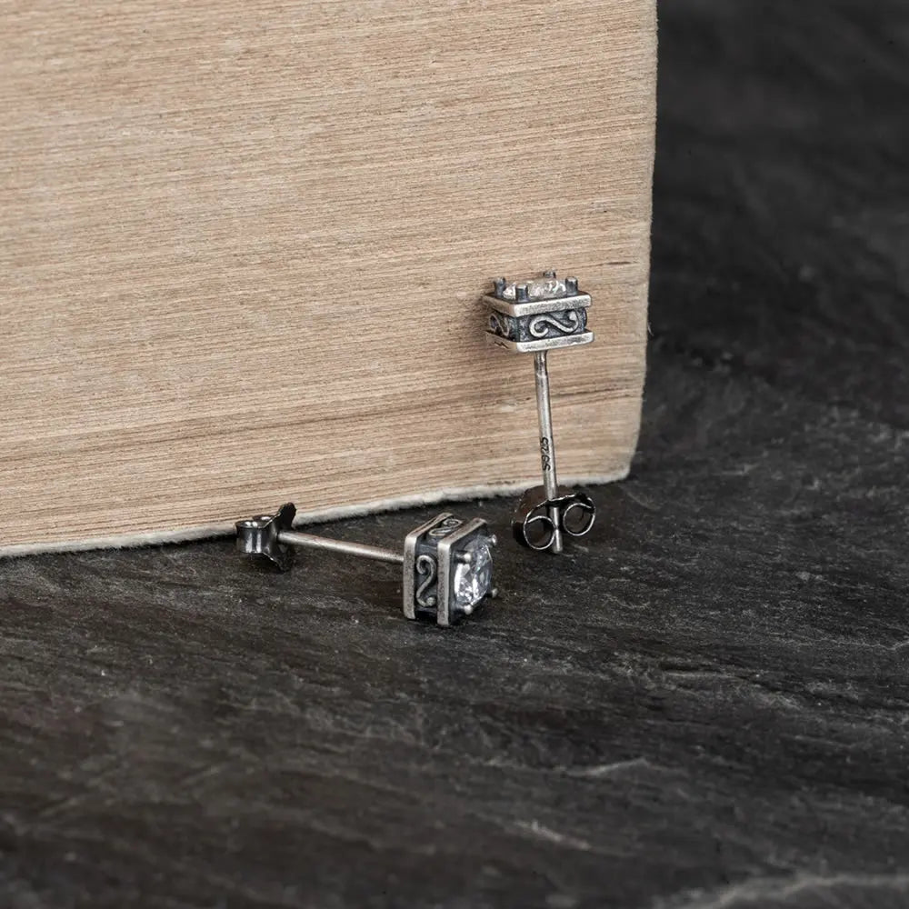MKENDN 925 Sterling Silber Retro Quadratische Ohrstecker mit Zirkonia im Vier-Krallen-Design für Damen und Herren – Persönlichkeitsschmuck im Palast-Gothic-Stil