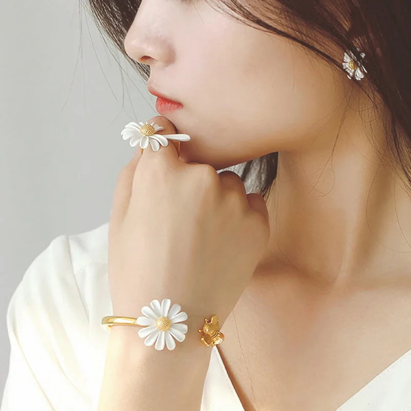 New Spring White Enamel Daisy Flower Vintage Elegant Simple Opening Rings for Women Jewelry Party Gifts