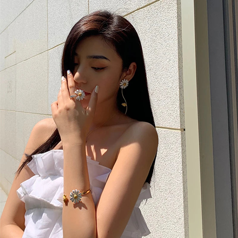 New Spring White Enamel Daisy Flower Vintage Elegant Simple Opening Rings for Women Jewelry Party Gifts