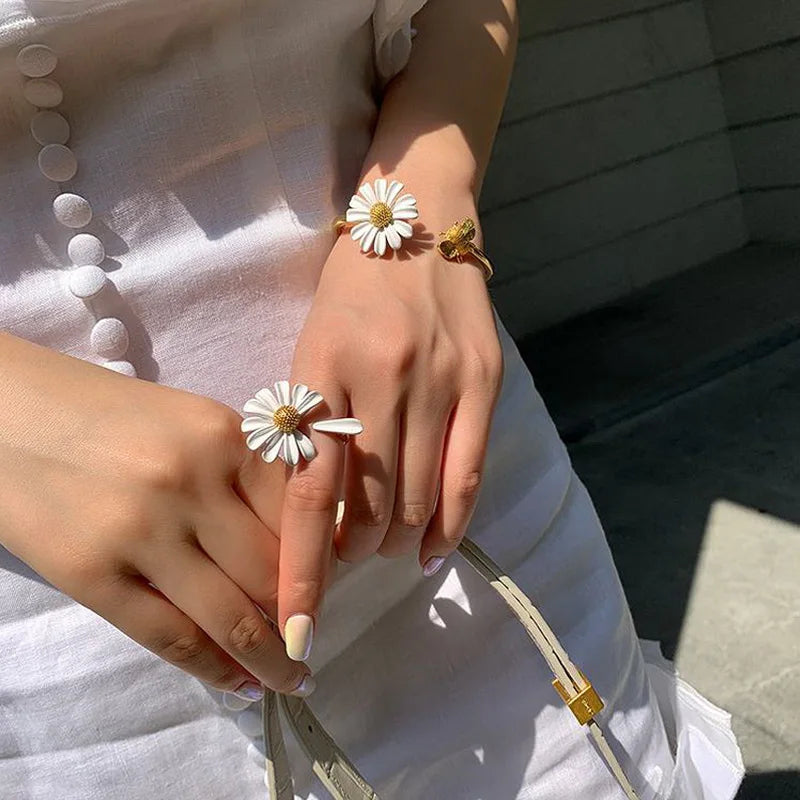New Spring White Enamel Daisy Flower Vintage Elegant Simple Opening Rings for Women Jewelry Party Gifts