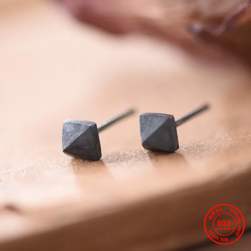 MKENDN Ohrstecker mit Pyramidennieten aus 100 % 925er Sterlingsilber – Persönlicher, minimalistischer Ohrschmuck im neugotischen Stil
