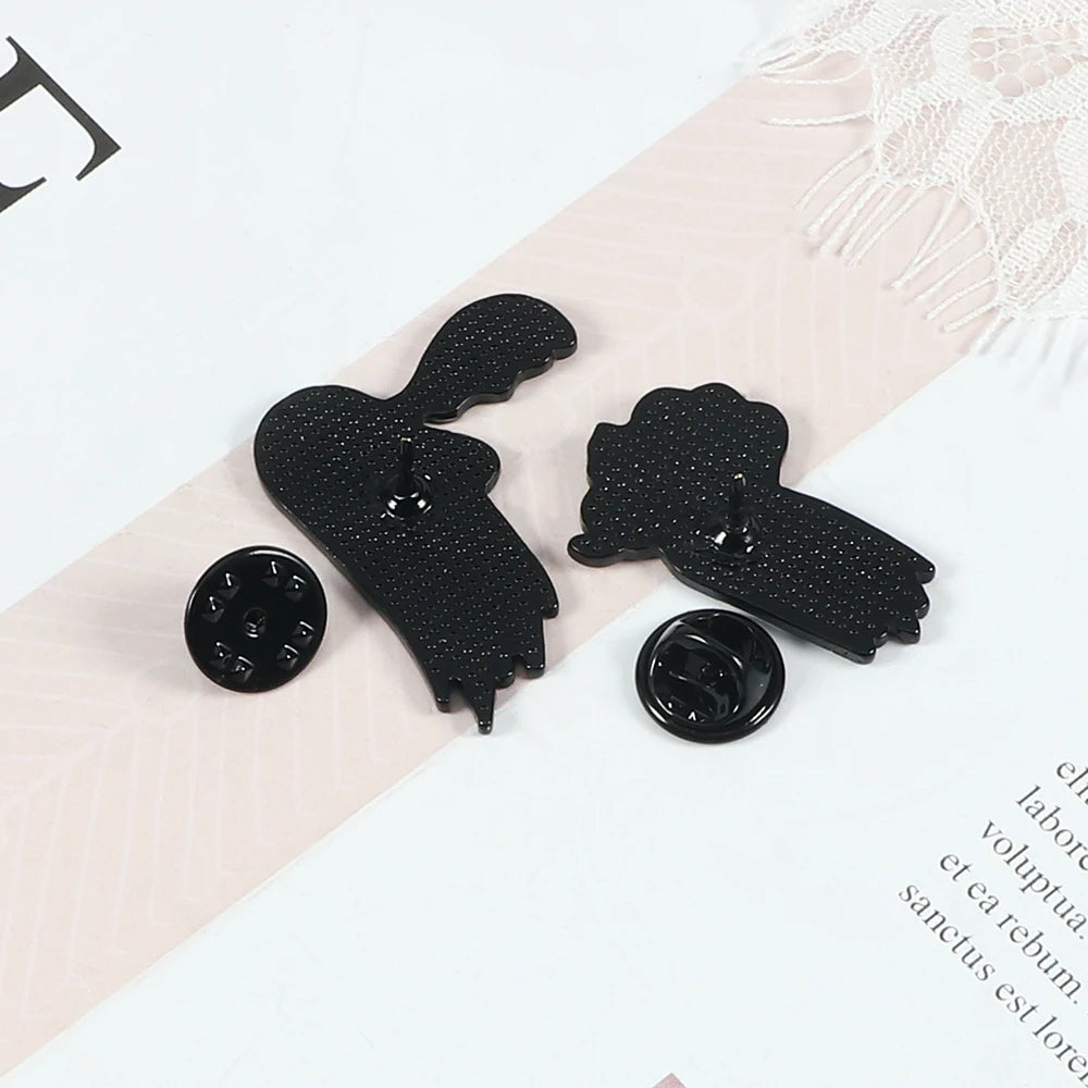 Broche en émail représentant un fantôme Boo fumant mignon, style dessin animé, pour femmes et hommes, à porter sur des vestes en jean, des sacs à dos ou comme bijoux pour enfants.