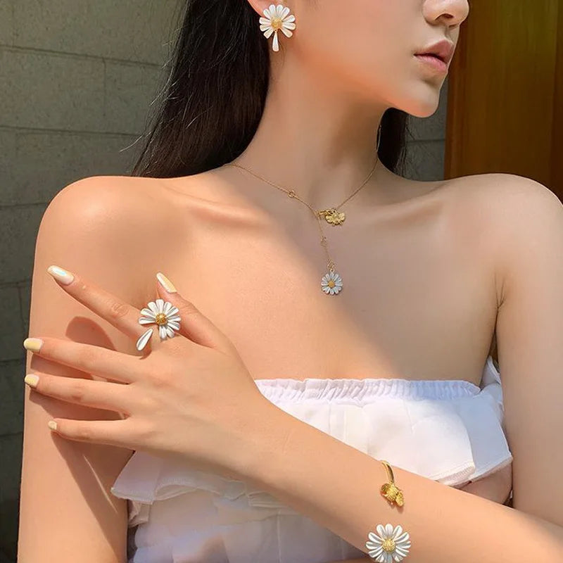 New Spring White Enamel Daisy Flower Vintage Elegant Simple Opening Rings for Women Jewelry Party Gifts