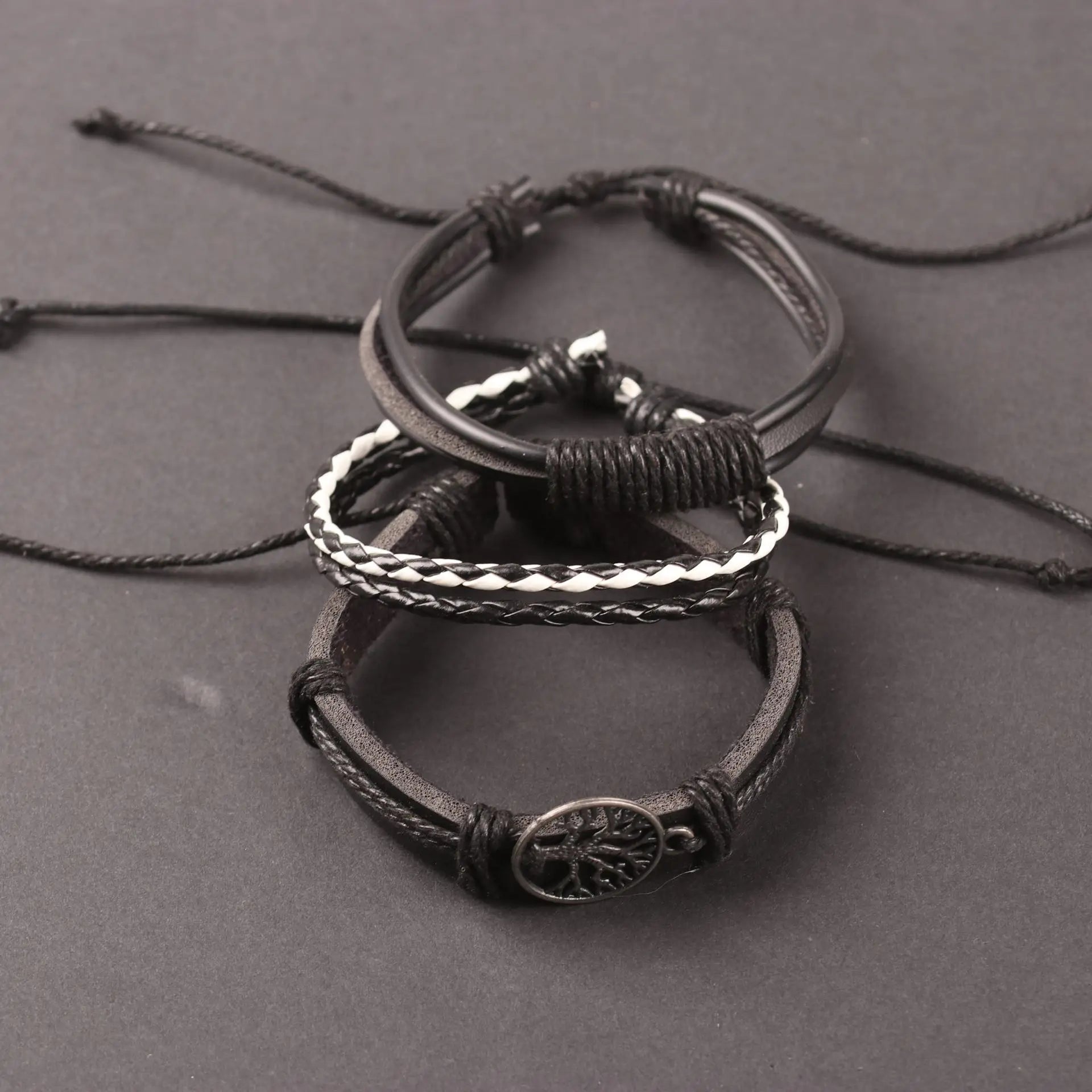 Ensemble de quatre accessoires en alliage Arbre de Vie : bracelet en cuir pour homme, perles en bois et ornement en cuir tissé à la main.