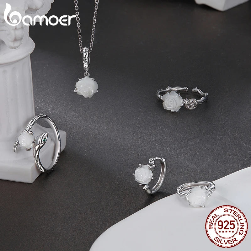 BAMOER Creolen aus 925er Sterlingsilber mit eingelegter weißer Rose für Frauen, hypoallergen, Huggie-Creolen, BSE1093