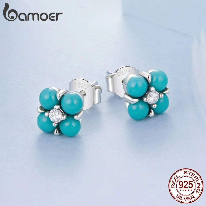 BAMOER Ohrstecker aus 925er Sterlingsilber mit türkisfarbenem Kleeblattmotiv, weißgoldplattierte Piercing-Ohrringe mit grünem Zirkonia – das perfekte Geschenk für elegante Frauen
