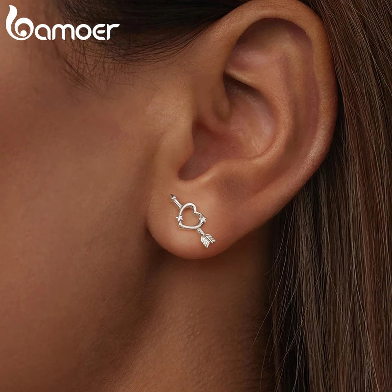 BAMOER Ohrstecker aus massivem 925er Sterlingsilber mit Herz- und Pfeilmotiv, Huggie-Ohrstecker für Damen und Teenager, hypoallergen