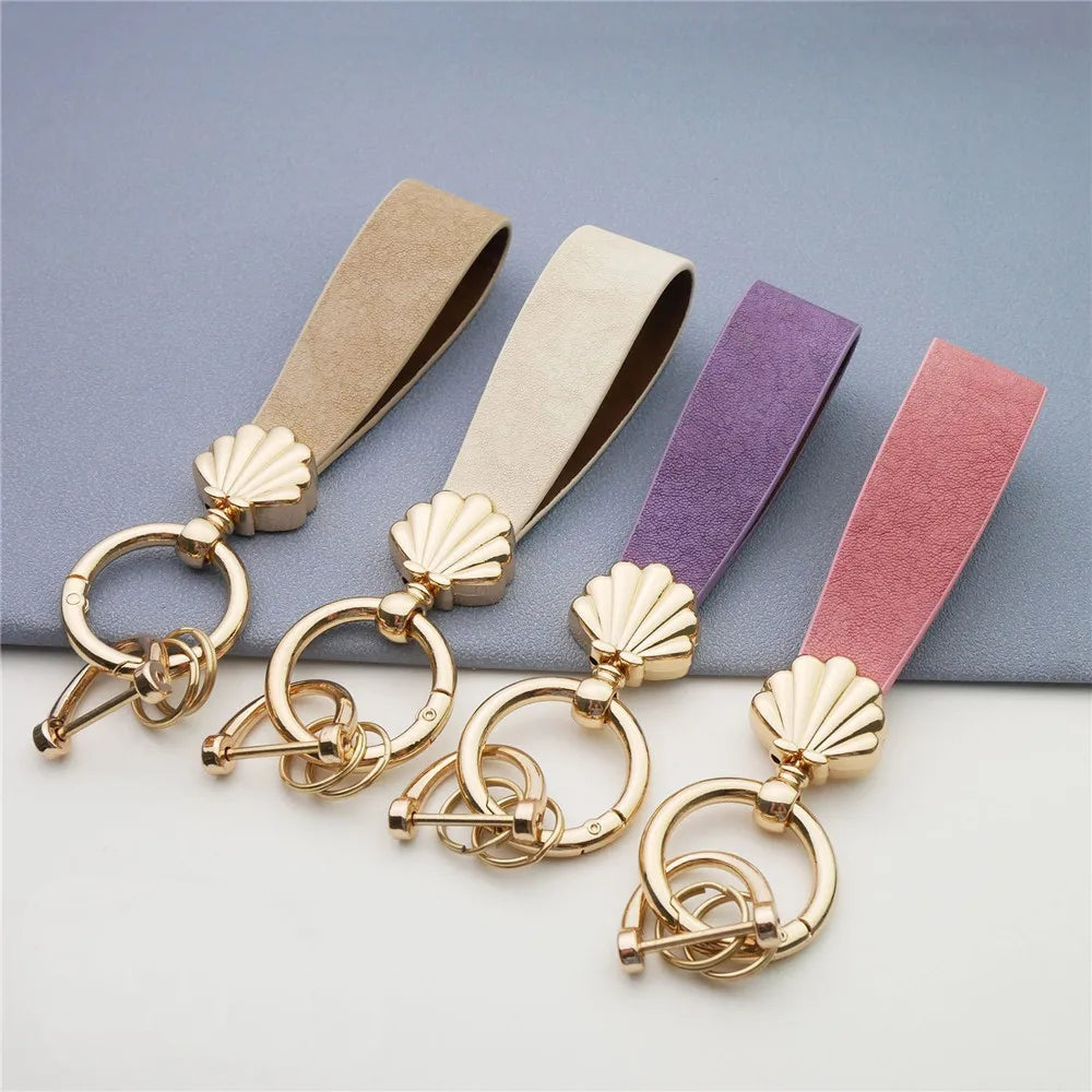 MKENDN Niedlicher Muschel-Schlüsselanhänger, goldfarbener Metalleinsatz, klassischer Leder-Autoschlüsselanhänger, romantisches Geschenk für Frauen