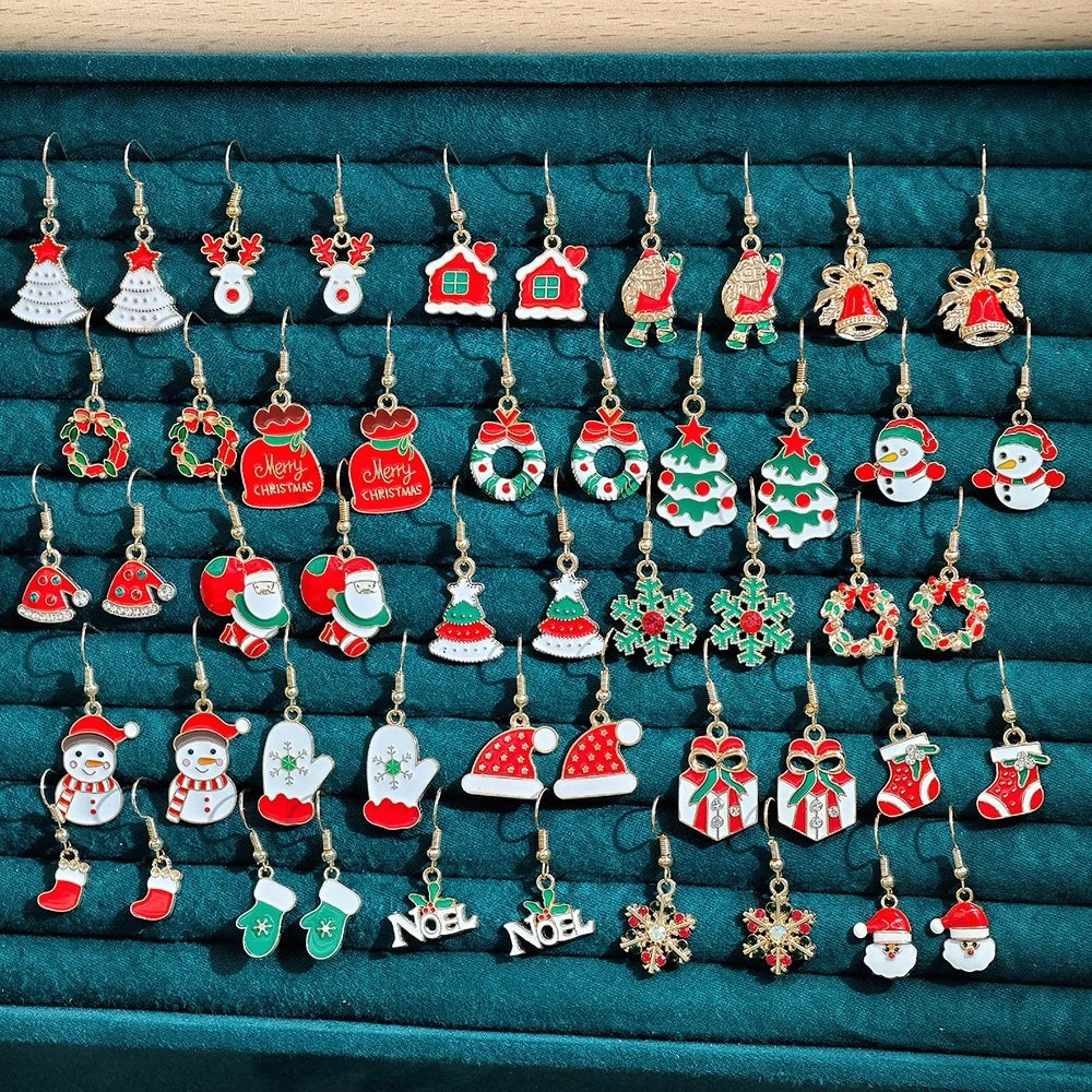 Lot de 50 boucles d'oreilles de Noël croisées, motif Père Noël, flocon de neige, renne et bonhomme de neige, en alliage, en forme de goutte d'huile. Cadeau de Noël (sans bijoutier).