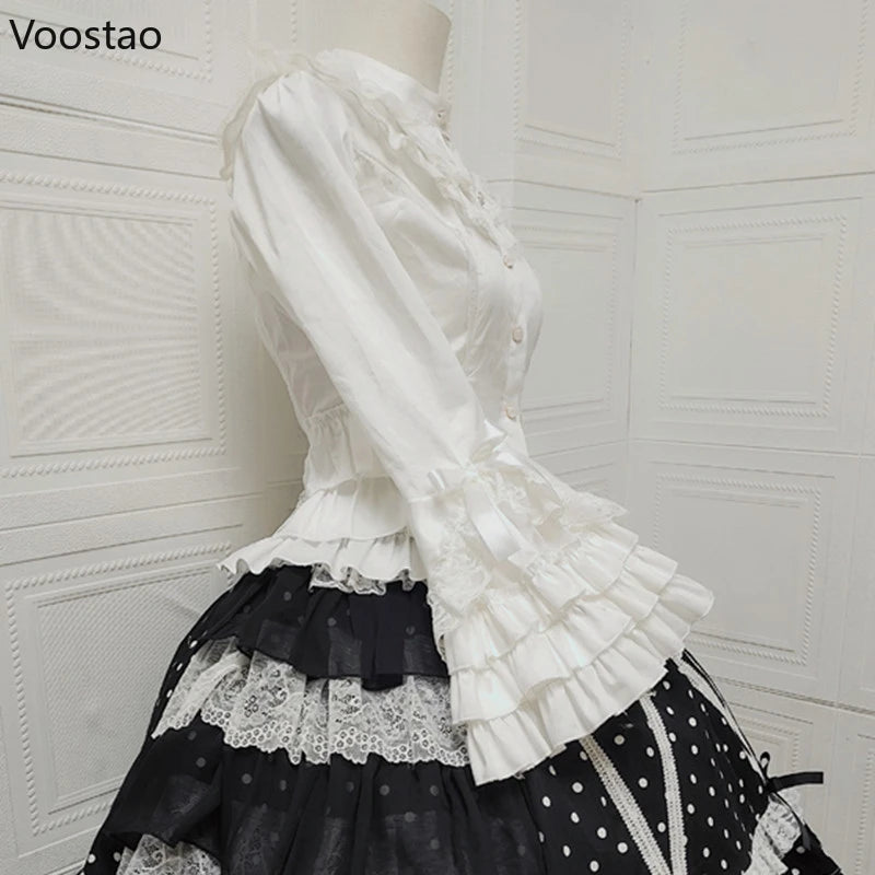 Chemisier style Gothic Lolita japonaise vintage élégant à manches longues et nœud papillon, style victorien, col à volants en dentelle, coupe ajustée.