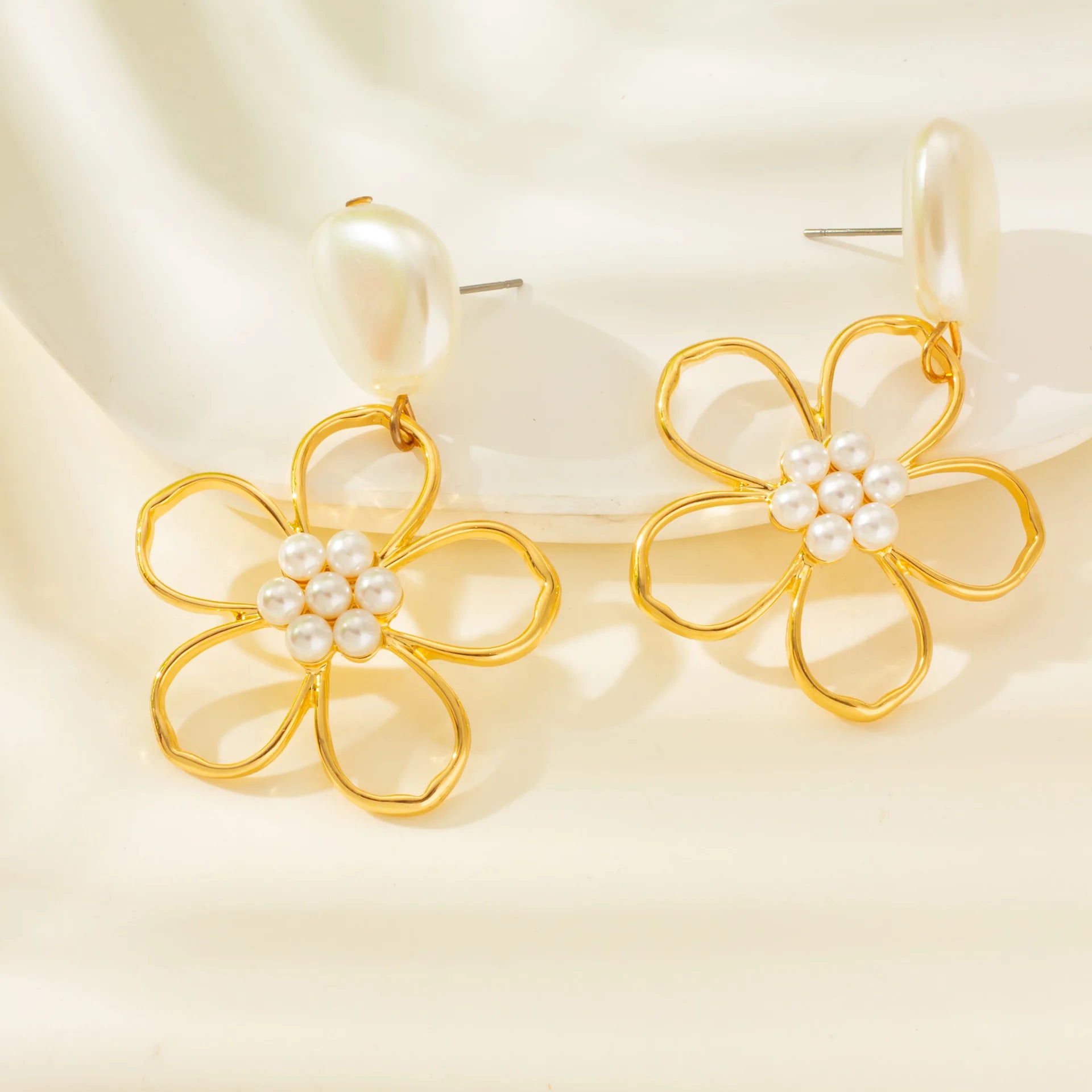 White Acrylic Flower Pendant Earrings Fashion Petal Square Crystal Stud Earring For Women Charms Summer Earrings Jewelry Gift