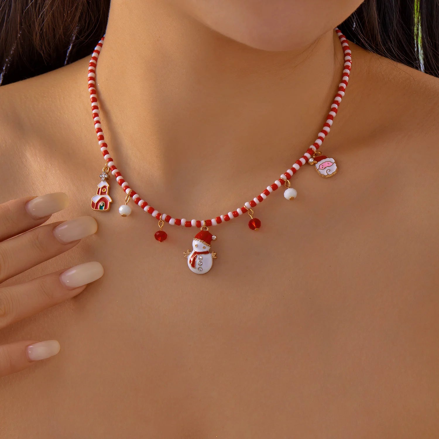 Fröhliche Weihnachten! Bunte Halskette aus Reisperlen für Damen und Mädchen mit Weihnachtsmann-, Schneemann- und Weihnachtsbaumanhänger. Schlüsselbeinschmuck.