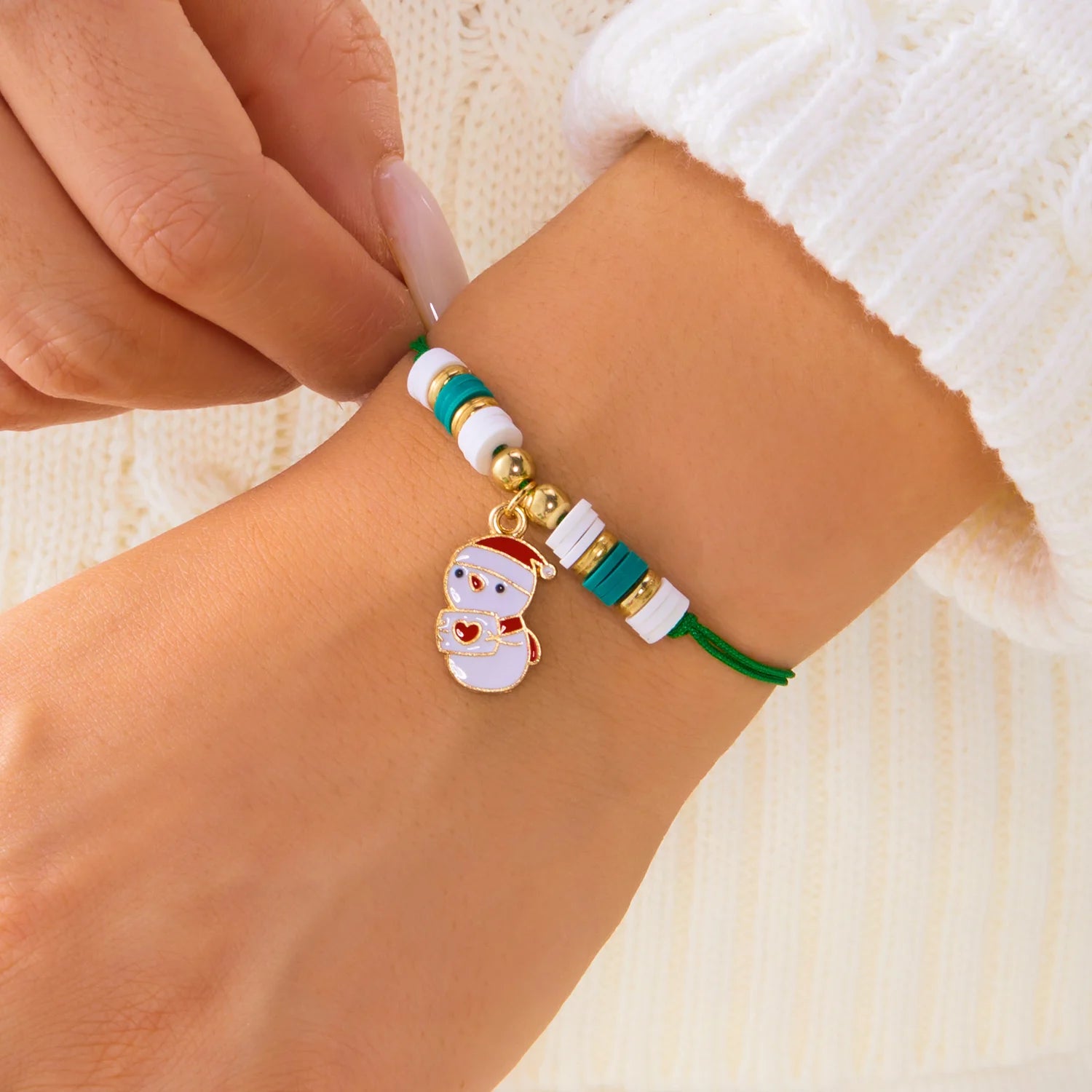 Bracelet pendentif sapin de Noël et flocon de neige en zircon, collection Noël, pour femme, fait main, chaîne en corde, bracelet de perles, cadeau idéal pour les fêtes