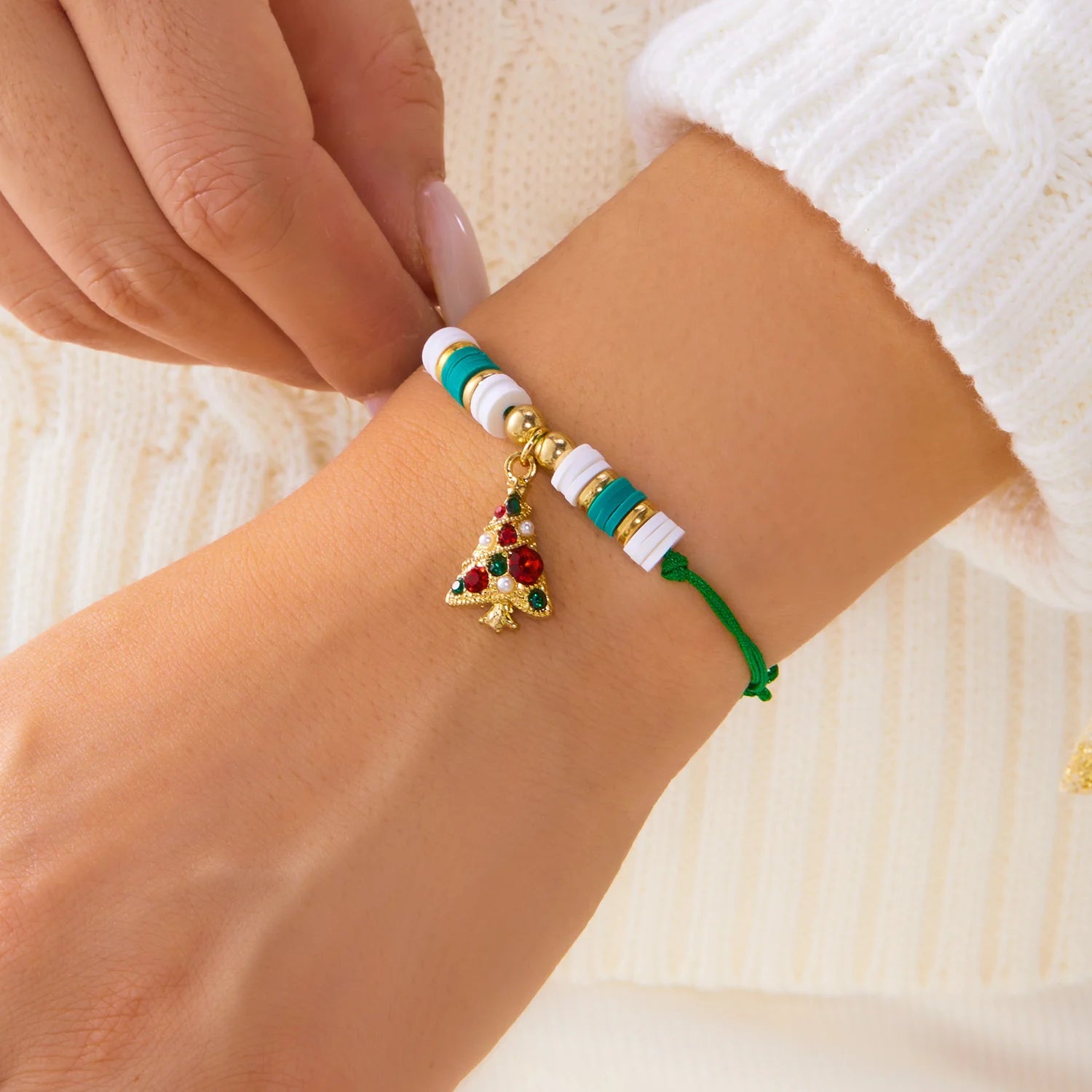 Bracelet pendentif sapin de Noël et flocon de neige en zircon, collection Noël, pour femme, fait main, chaîne en corde, bracelet de perles, cadeau idéal pour les fêtes