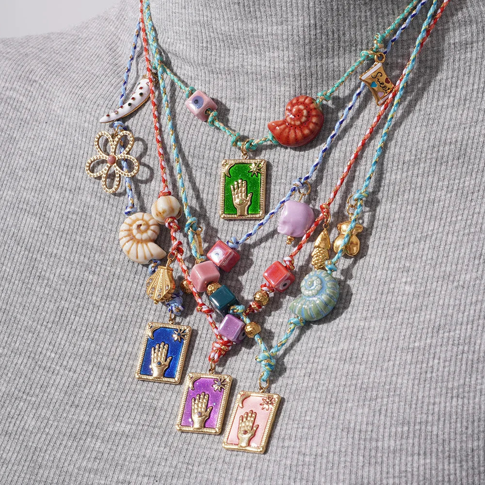 Collier pendentif carte de tarot en émail multicolore effet dégoulinant, texture coquillage, corde colorée, palmier, bijoux d'été et de plage