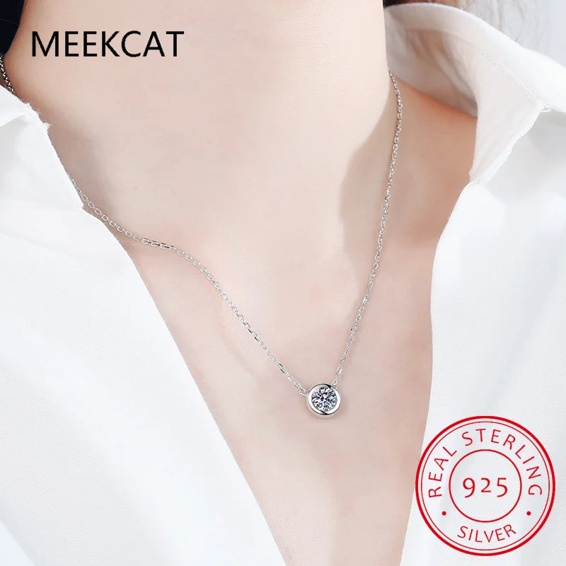 Collier pendentif solitaire en or 14 carats avec moissanite de 1 carat (6,5 mm) sertie clos, pour femme et fille, en argent sterling. Bijou pour femme et fille.