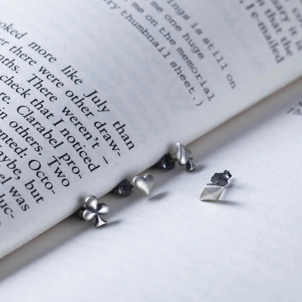 MKENDN 925 Sterling Silber Rote Herzen Spaten Quadrat Poker Mini Ohrstecker Persönlichkeit Ohrschmuck Street Punk Gothic Stil