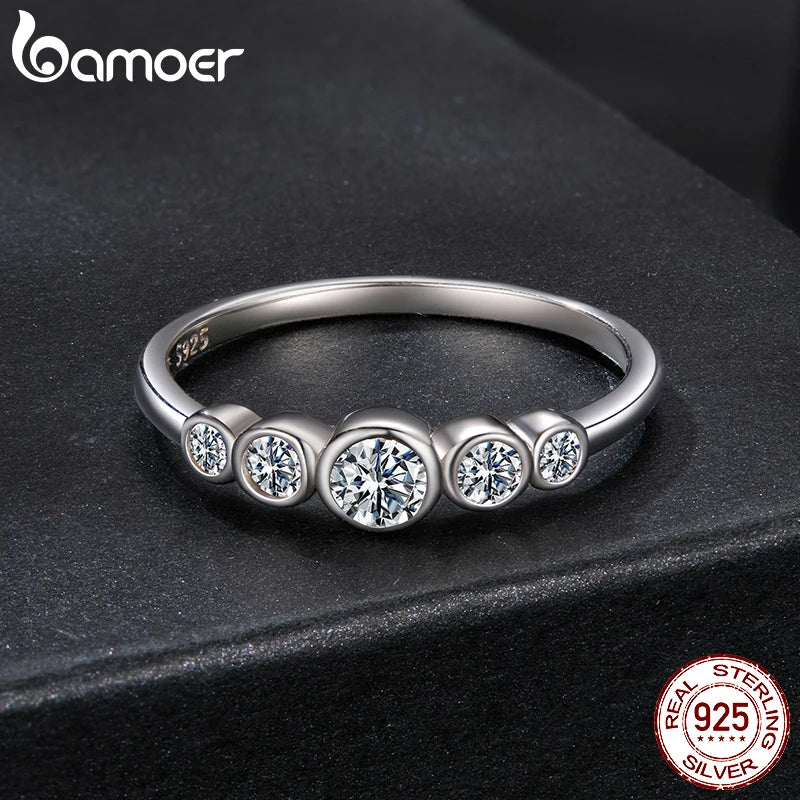 BAMOER Klassischer Moissanit-Ring aus 925er Sterlingsilber, Fünf-Stein-Moissanit-Ring in Zargenfassung für Damen, Verlobungs- und Schmuckgeschenk