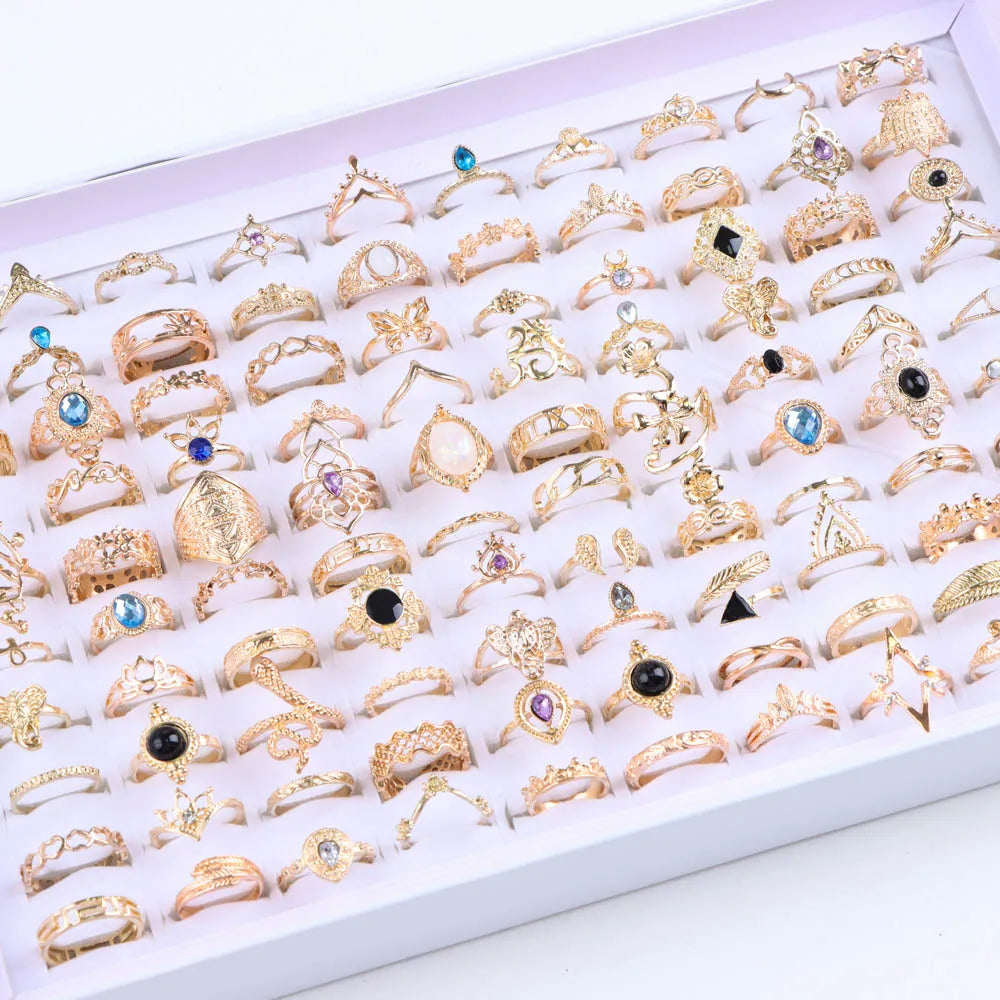 50/100 teile/los Mode Hohl Sterne Crown Liebe Gold Überzogene Metall Finger Ringe Für Frauen Mischen Stil Hochzeit Schmuck Party Geschenke