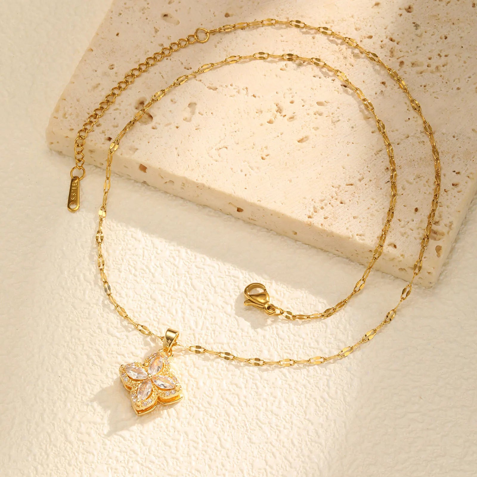 Vnox Stainless Steel Lip Chain Pendent Necklace Zircon Four Leaf Flower Rotatable Necklace For Women Charm Neck Jewelry Gift