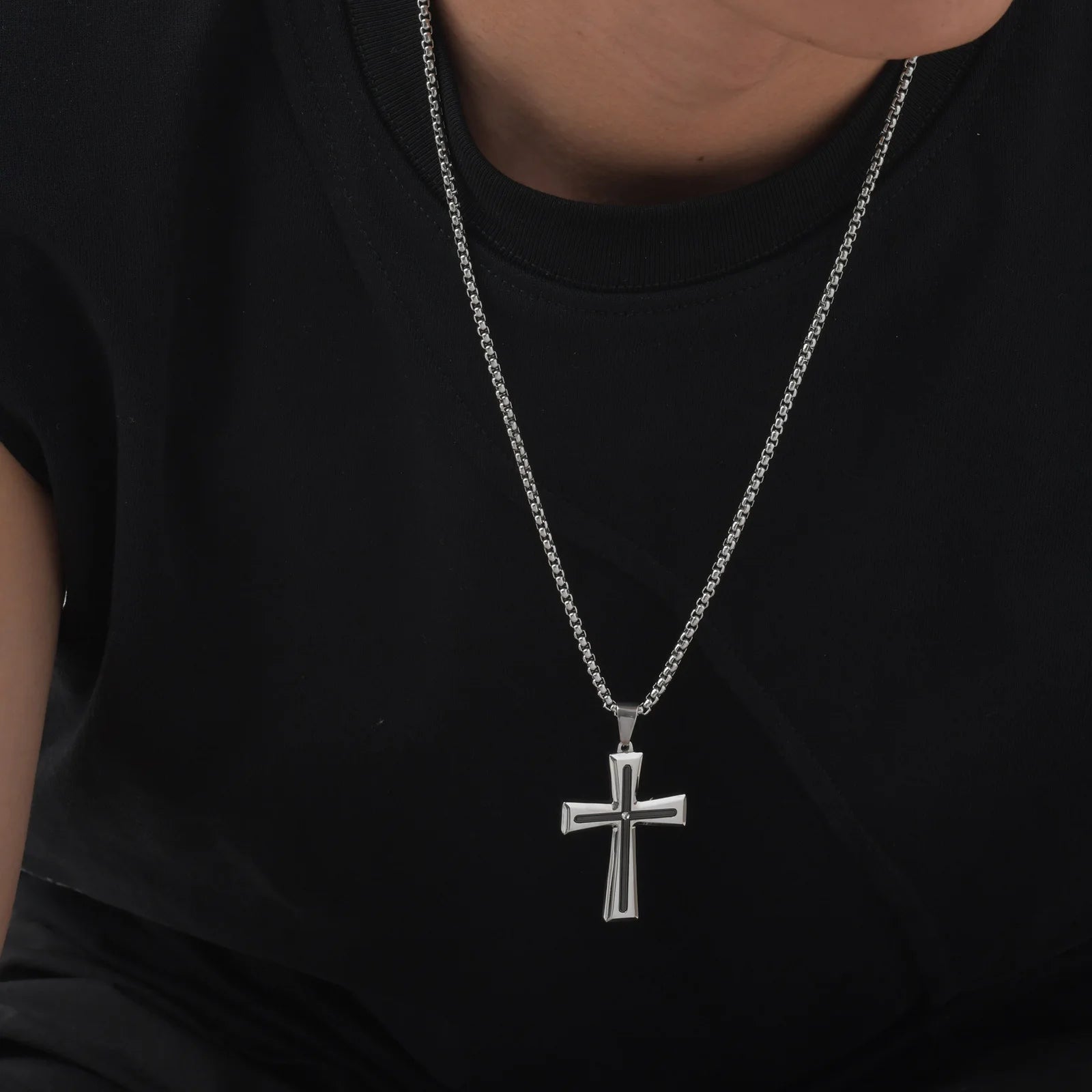 Collier croix Vnox pour homme avec pendentif en acier inoxydable noir et argent, orné d'une pierre en zircone cubique. Accessoire religieux à offrir.