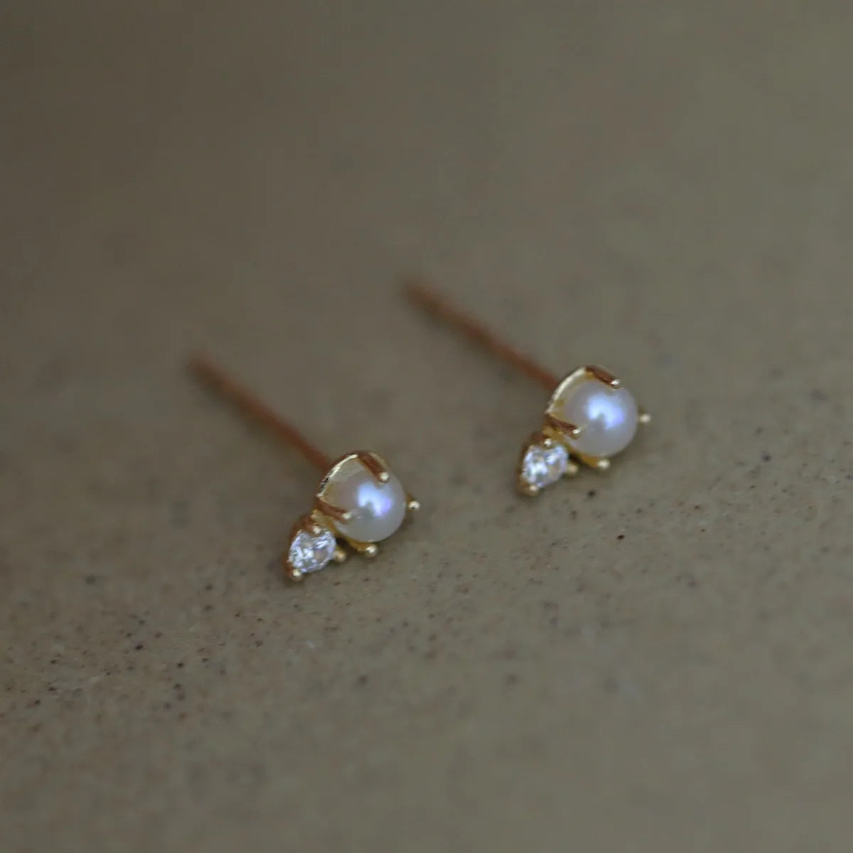 Ohrringe aus 925er Sterlingsilber, vergoldet mit 14 Karat Gold, Mini-Muschelperlen und Zirkonia für Damen, exquisiter Partyschmuck