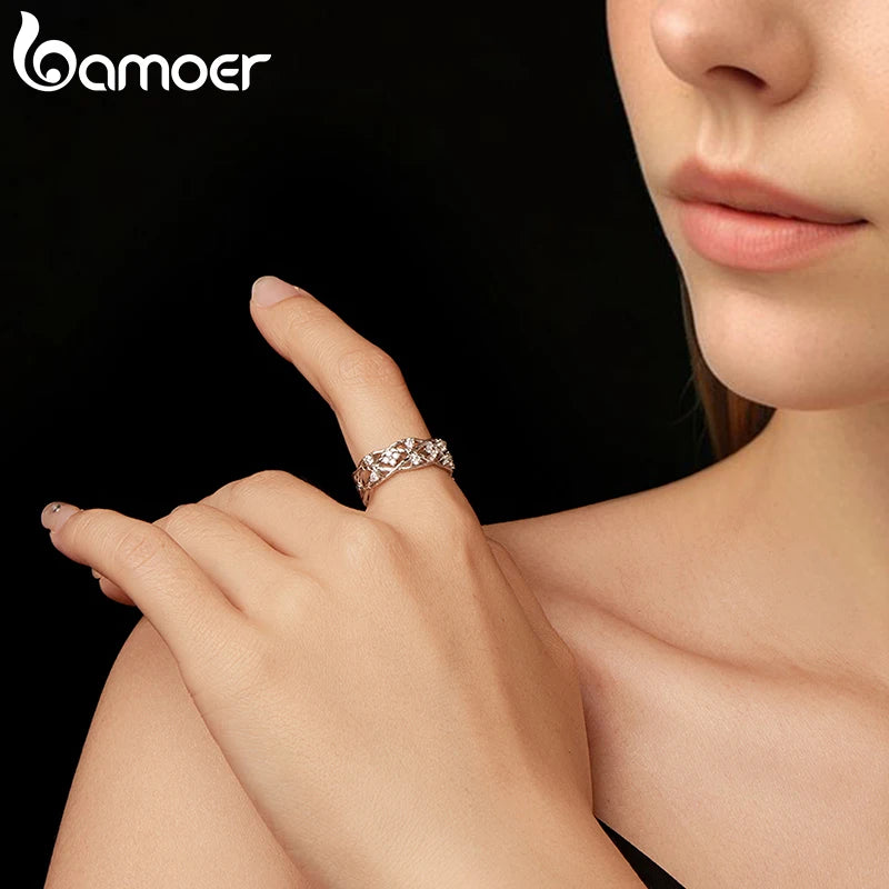 BAMOER Glücksklee-Moissanit-Ring im Vintage-Stil mit Rankenkreuz und breiter, hohler Ringschiene – ein elegantes und zeitloses Geschenk für Damen.