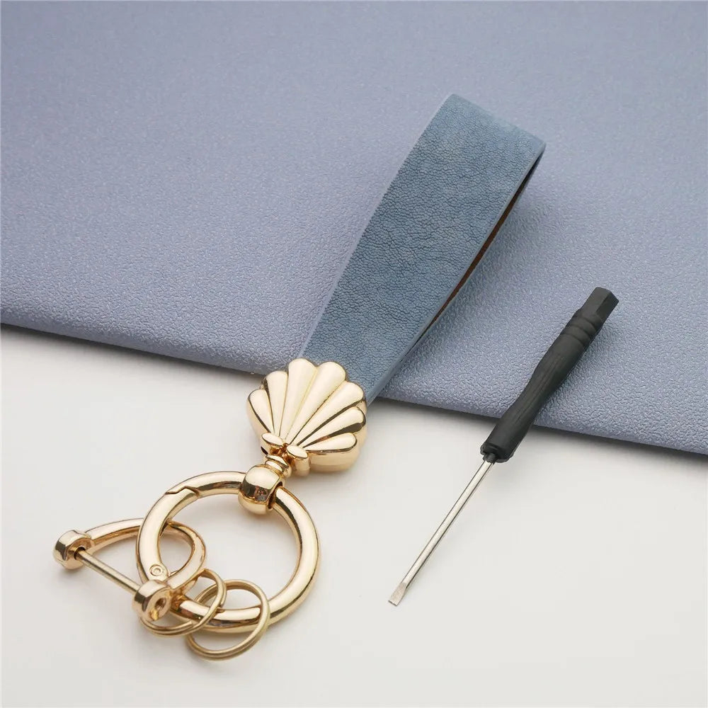 MKENDN Niedlicher Muschel-Schlüsselanhänger, goldfarbener Metalleinsatz, klassischer Leder-Autoschlüsselanhänger, romantisches Geschenk für Frauen