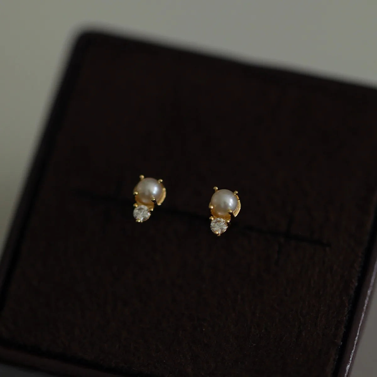 Ohrringe aus 925er Sterlingsilber, vergoldet mit 14 Karat Gold, Mini-Muschelperlen und Zirkonia für Damen, exquisiter Partyschmuck