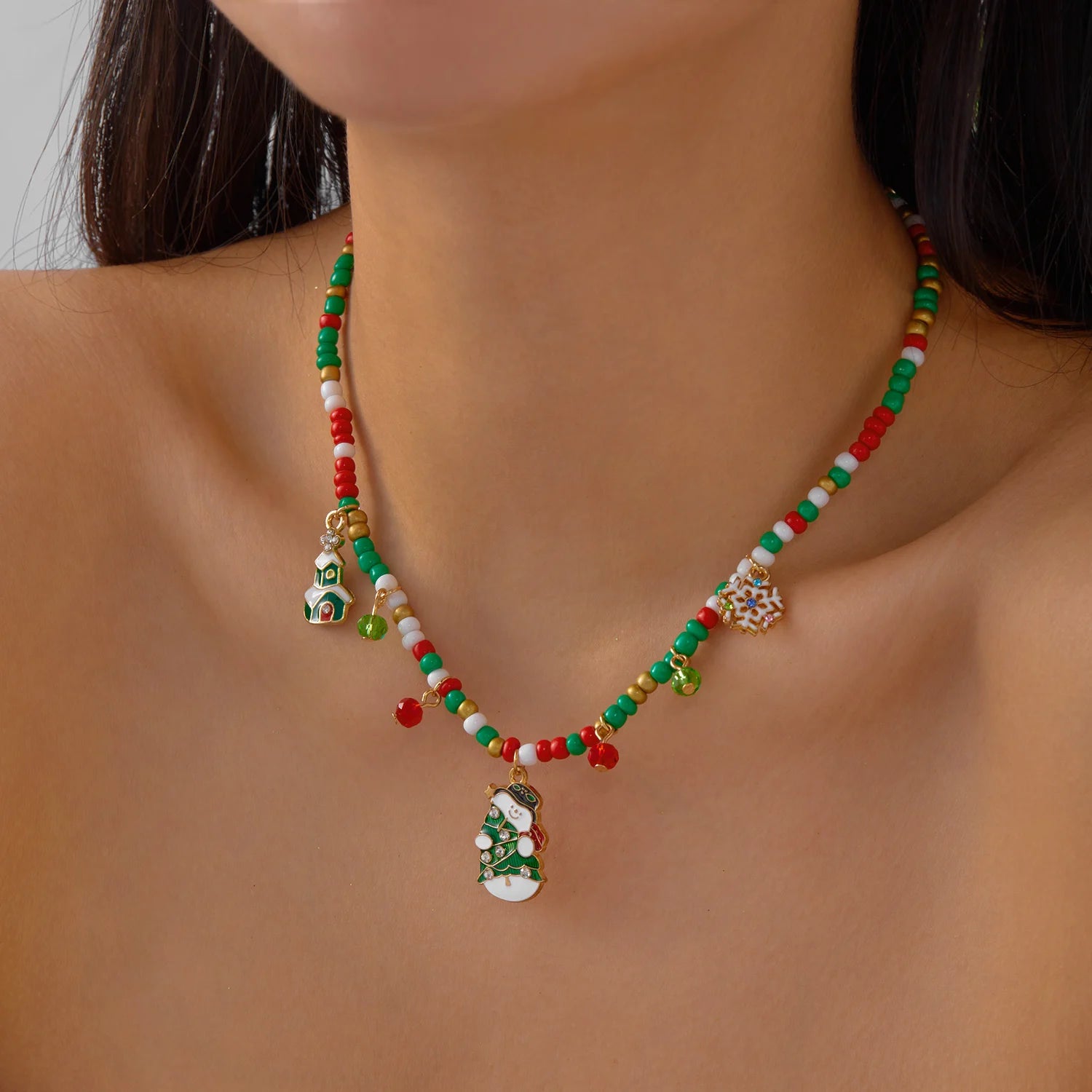 Fröhliche Weihnachten! Bunte Halskette aus Reisperlen für Damen und Mädchen mit Weihnachtsmann-, Schneemann- und Weihnachtsbaumanhänger. Schlüsselbeinschmuck.