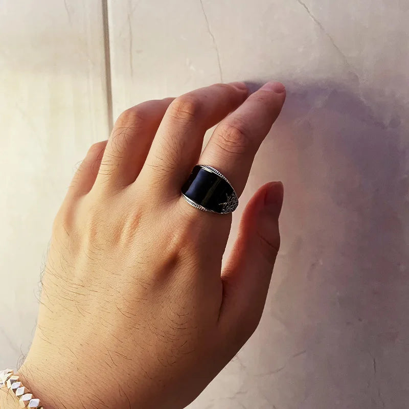 Retro Curved Black Resin Onyx Ring For Men Classic Metal Designer Ring Handmade Jewelry Gothic Rock Hiphop Unisex Accessories - Madeinsea©