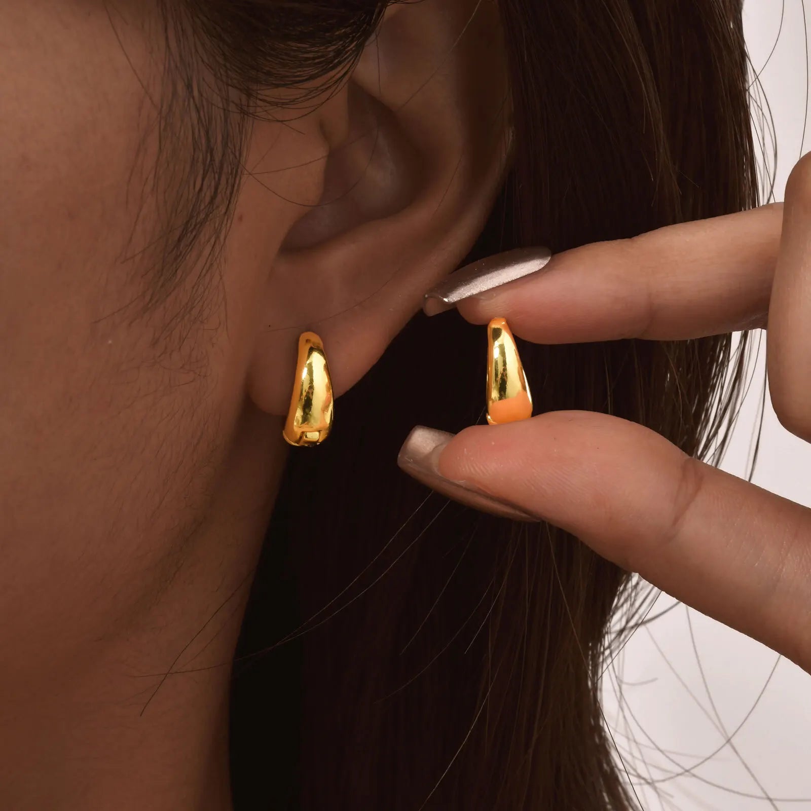 Vnox 2025 New Daily Simple Womens Hoop Earrings, Gold Plated Smooth Metal Huggies Earrings, Minimalist Fashion Jewelry