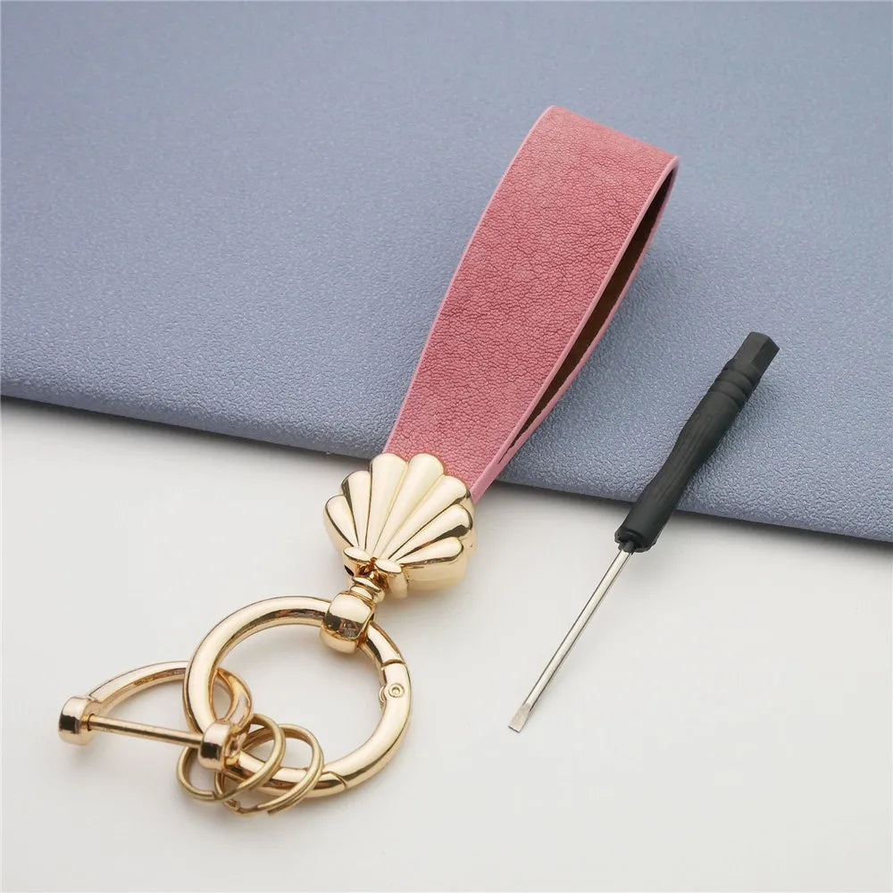 MKENDN Niedlicher Muschel-Schlüsselanhänger, goldfarbener Metalleinsatz, klassischer Leder-Autoschlüsselanhänger, romantisches Geschenk für Frauen