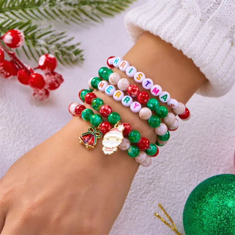 Fröhliche Weihnachten! Armband mit Baum, Weihnachtsmann, Schneemann und Schneemann für Damen. Weihnachtliches Armband mit Schneeflocken, Kristallperlen und Polymerclay-Anhänger. Neujahrsschmuck.