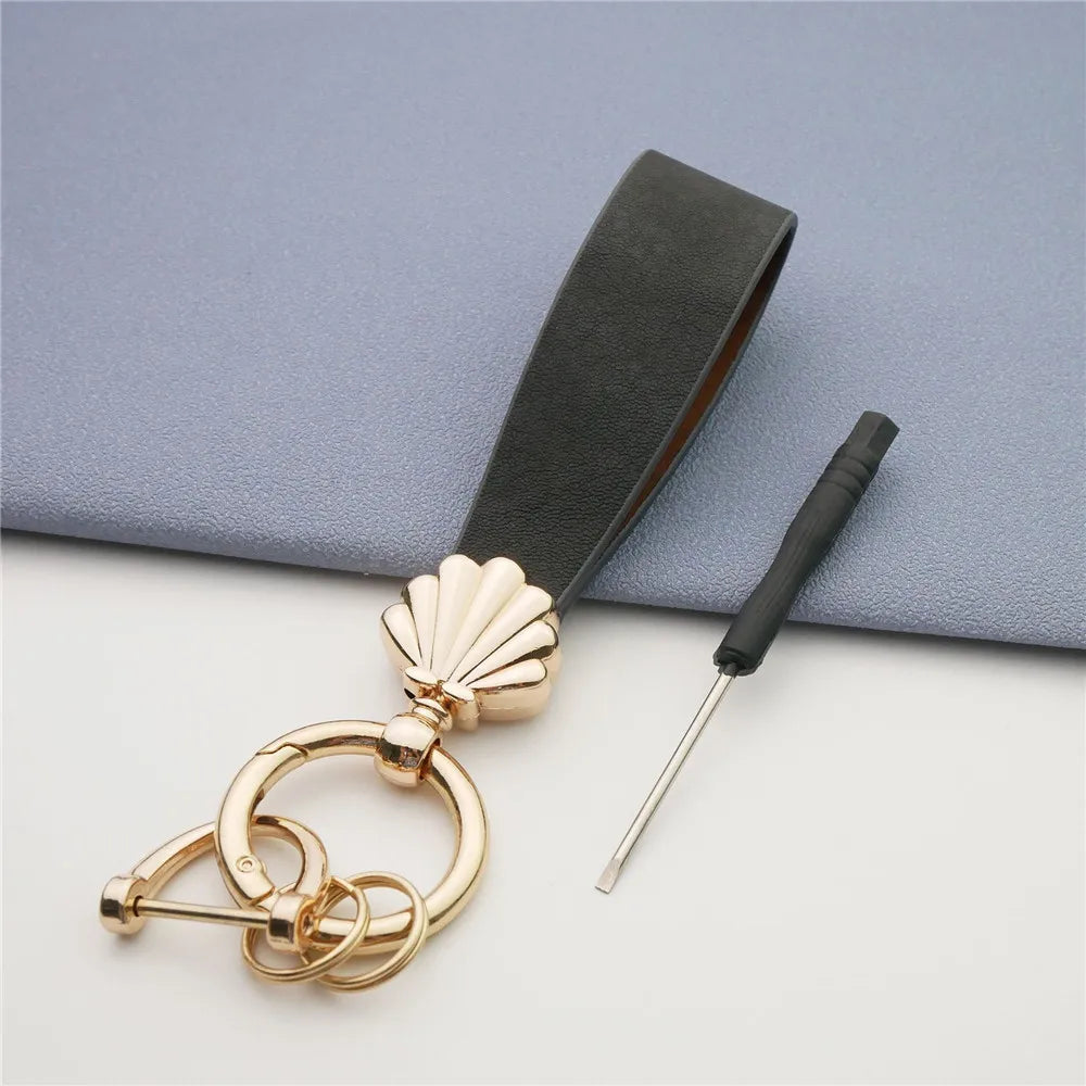 MKENDN Niedlicher Muschel-Schlüsselanhänger, goldfarbener Metalleinsatz, klassischer Leder-Autoschlüsselanhänger, romantisches Geschenk für Frauen