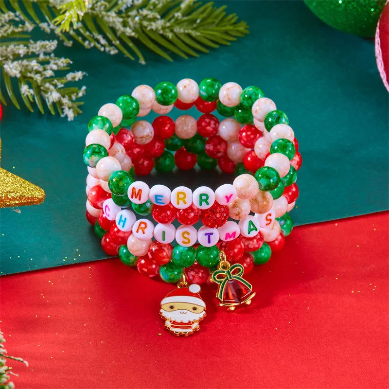 Fröhliche Weihnachten! Armband mit Baum, Weihnachtsmann, Schneemann und Schneemann für Damen. Weihnachtliches Armband mit Schneeflocken, Kristallperlen und Polymerclay-Anhänger. Neujahrsschmuck.