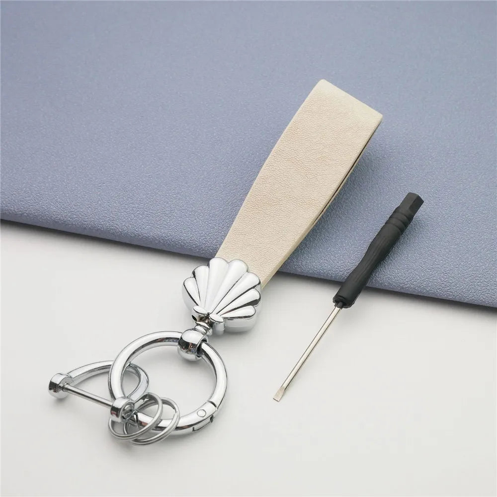 MKENDN Niedlicher Muschel-Schlüsselanhänger, goldfarbener Metalleinsatz, klassischer Leder-Autoschlüsselanhänger, romantisches Geschenk für Frauen