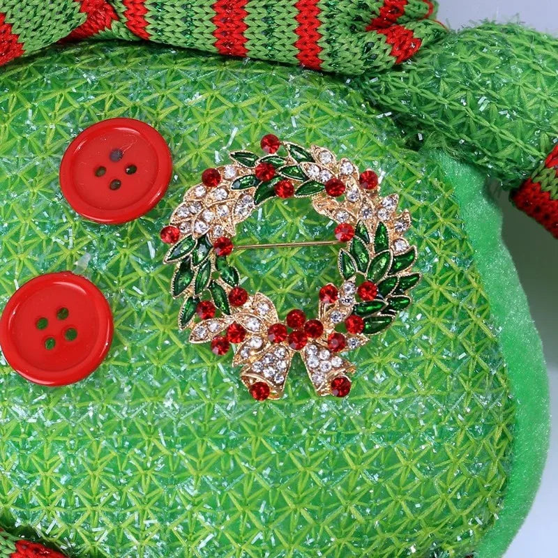 Broche de Noël en émail rouge avec clochette et cristal, 1 pièce, design tendance, ornée d'une couronne de Noël colorée.