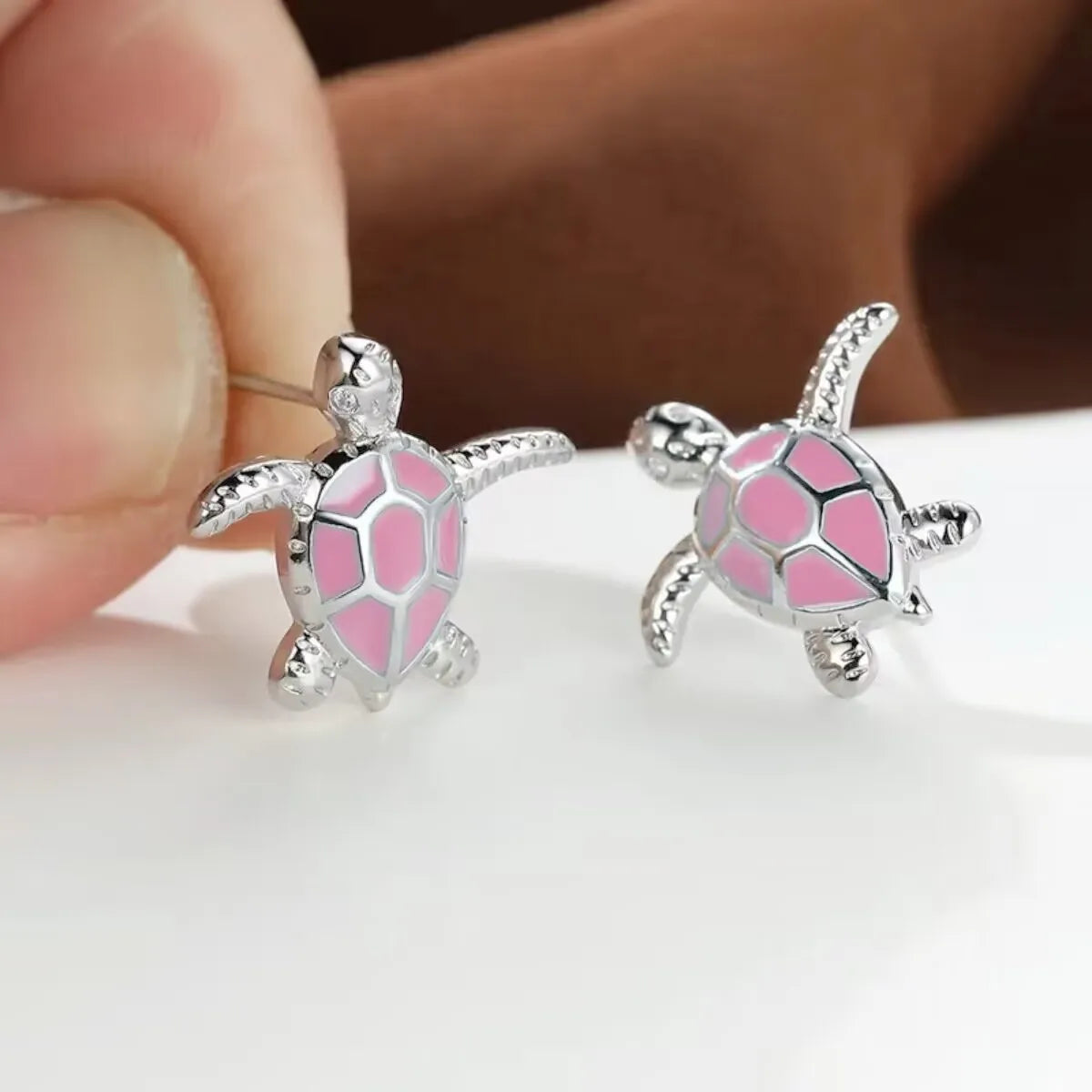 Adorables boucles d'oreilles tortue de mer, aux couleurs originales, pour femmes et jeunes filles. Bijoux tendance à offrir.
