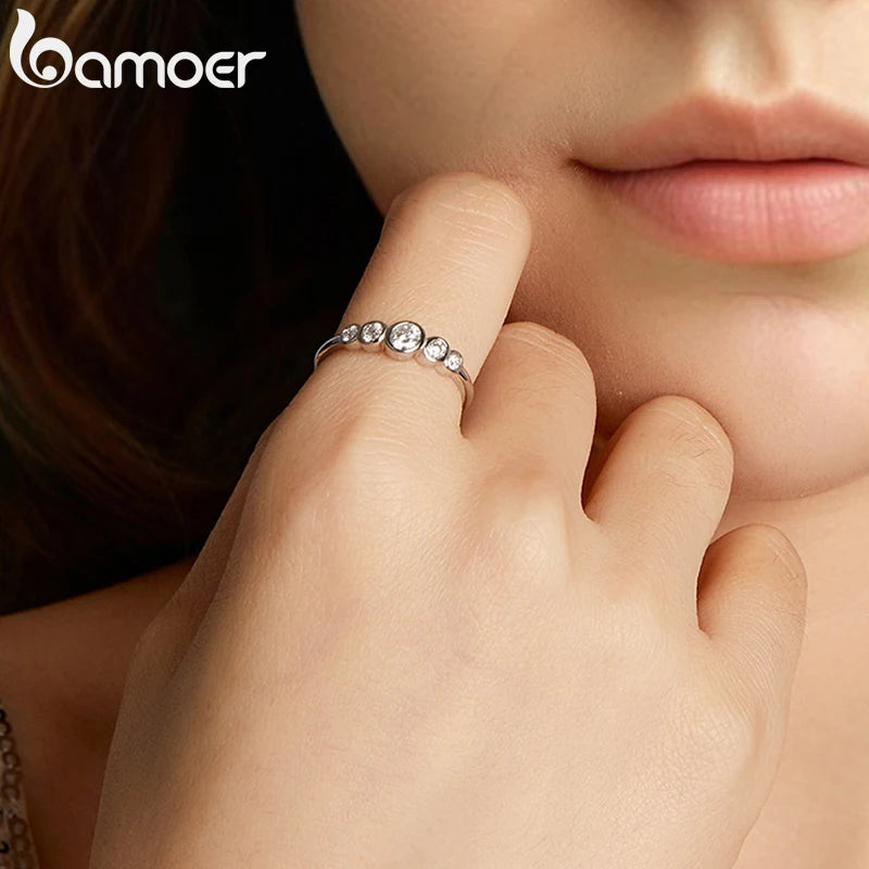 BAMOER Klassischer Moissanit-Ring aus 925er Sterlingsilber, Fünf-Stein-Moissanit-Ring in Zargenfassung für Damen, Verlobungs- und Schmuckgeschenk