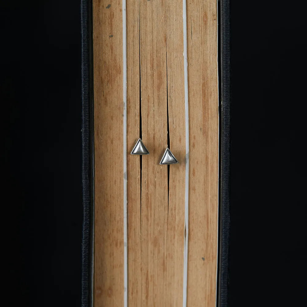 MKENDN Ohrstecker aus 100 % 925er Sterlingsilber, geometrisches Dreieck, minimalistischer Ohrschmuck im neugotischen Stil